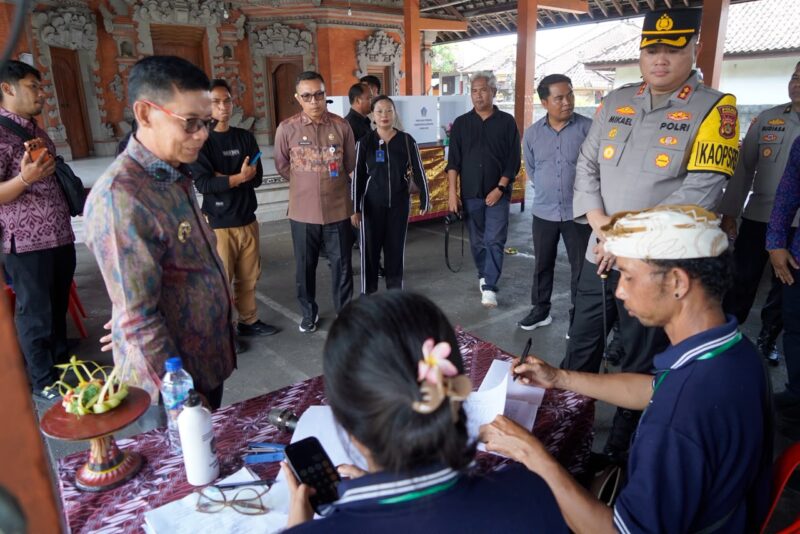 Pantau Pilkel Serentak 2026, Bupati Satria Tegaskan Siapapun Terpilih Harus Bergandengan Tangan Bangun Desa