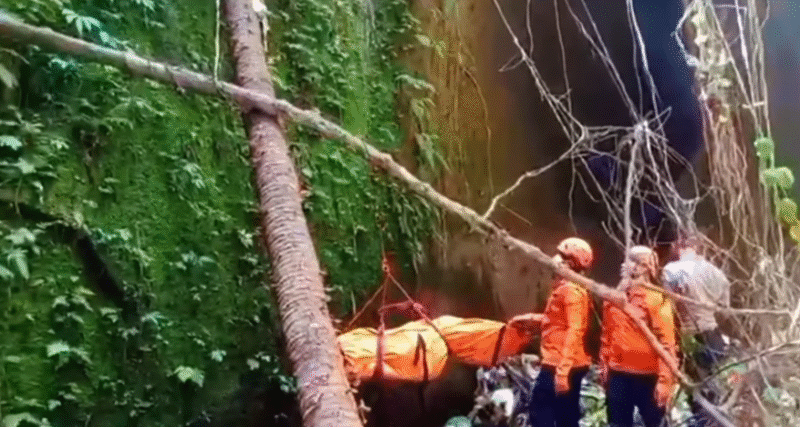 TIM SAR EVAKUASI LANSIA TERJATUH KE JURANG SEDALAM 45 METER DI SIDEMEN KARANGASEM