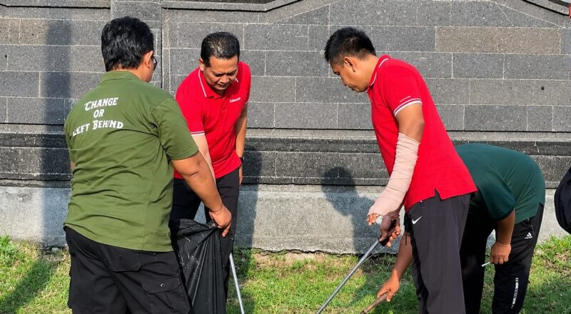 Kurve Jumat, Kembang–Ipat Pimpin Gotong Royong ASN Bersihkan Lingkungan Pemkab dan Areal Publik