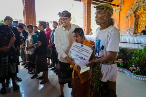 Komitmen Sapta Kriya Adi Cipta, Wabup Bagus Alit Sucipta Serahkan Ratusan Bantuan Perumahan dan Disabilitas